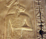 النقوش البارزة تمتد عبر الكتل الحجرية لضمان الترابط