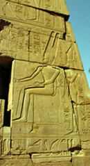 رموز هيروغليفية في كوم أمبو تمتد عبر حجرين